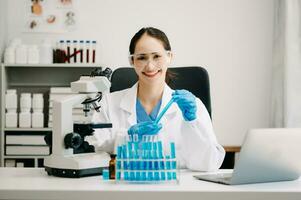 femmina scienziato ricercatore conduzione un sperimentare Lavorando nel chimico laboratorio foto