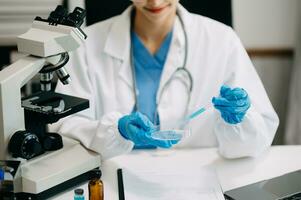 medico ricerca laboratorio. femmina scienziato Lavorando con biochimica scienza chimico laboratorio foto