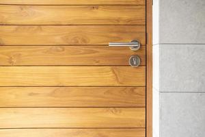 maniglia della porta in acciaio inossidabile e porta in legno foto