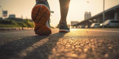 vicino su su il scarpa, corridore atleta piedi in esecuzione su il strada sotto luce del sole nel il mattina. ai generativo foto