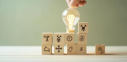 creativo idea, soluzione e innovazione concetto. idea generazione per attività commerciale sviluppo. di legno cubo blocchi con leggero lampadina e ciclo icone su pulito sfondo e copia spazio. ai generativo foto