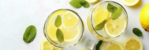 limonata nel un' bicchiere con fresco limoni e menta. freddo estate bevanda con copia spazio. generativo ai foto