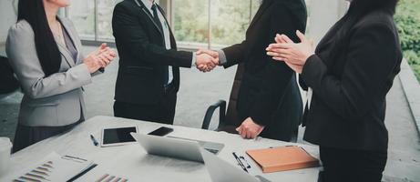 saluti esecutivi dei partner commerciali stretta di mano dopo la conferenza foto