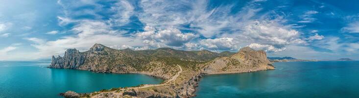 bellissimo paesaggio marino, panorama di capo kapchik per il Galitsin pista e blu baia di il nero mare. sudak, nuovo mondo. paesaggio di il mare costa. il concetto di calma, silenzio e unità con natura. foto