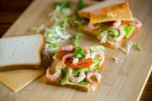 Sandwich con lattuga e gamberetto. foto