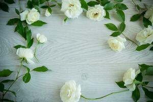 sfondo di molti bianca Rose su un' leggero di legno foto