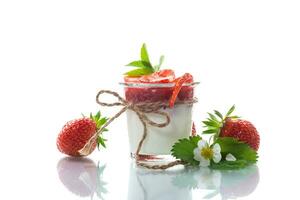 dolce fatti in casa Yogurt con fragola marmellata e fresco fragole nel un' bicchiere tazza foto