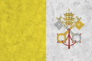 Vaticano città stato bandiera raffigurato nel luminosa dipingere colori su vecchio sollievo intonacatura parete. strutturato bandiera su ruvido sfondo foto