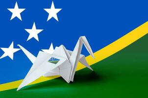 Salomone isole bandiera raffigurato su carta origami gru ala. fatto a mano arti concetto foto