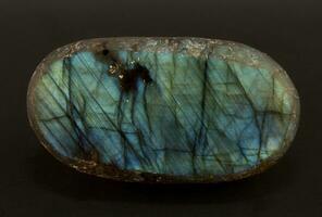 bellissimo scintillante fetta di il minerale labradorite foto