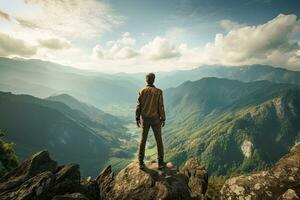 uomo in piedi su il bordo di il scogliera e guardare a il valle, maschio turista in piedi su superiore di un' montagna e godendo il natura Visualizza, posteriore Visualizza, pieno corpo, ai generato foto