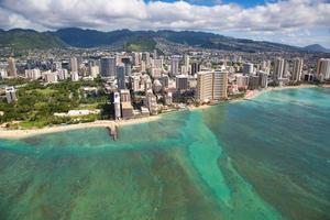 ripresa aerea della spiaggia di waikiki honolulu hawaii foto