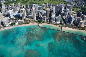 ripresa aerea della spiaggia di waikiki honolulu hawaii foto