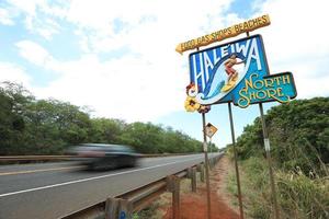 cartello della città vecchia di haleiwa, costa nord foto