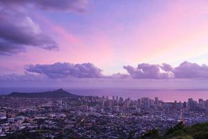 waikiki vista notturna honolulu, hawaii foto