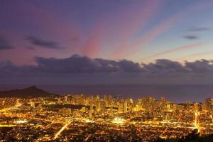 waikiki vista notturna honolulu, hawaii foto