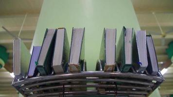 file di libri del Corano disposte in una moschea foto