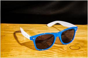 occhiali da sole con montatura blu foto