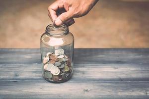 risparmiare denaro in un barattolo di vetro per denaro in investimenti futuri