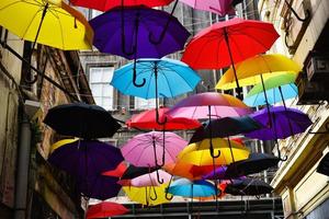 strada decorata con ombrelloni colorati a istanbul