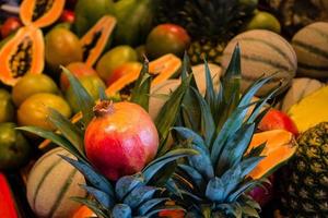 papaya e altri frutti in un mercato foto