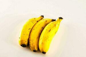 tre banane su un' bianca sfondo foto