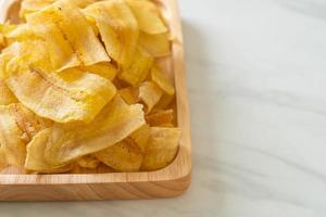 chips di banana - banana affettata fritta o al forno foto