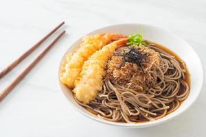 spaghetti ramen giapponesi con tempura di gamberi foto