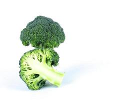 broccolo vegetale affettato su fondi bianchi foto