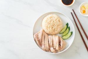 riso al pollo hainanese o riso al vapore con zuppa di pollo foto