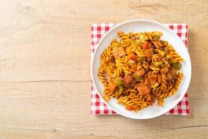 fusilli con prosciutto e salsa di pomodoro foto