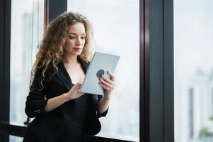 giovane bella donna d'affari utilizzando tablet in ufficio. foto