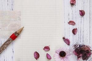 carta con fiore e matita foto