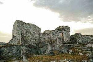 antico rovine su un' collina foto