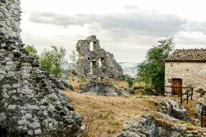 antico rovine su un' collina foto