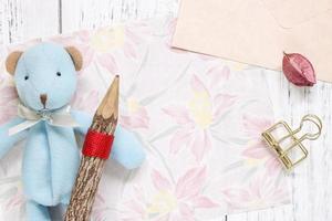 carta floreale con un giocattolo e una matita foto