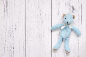 orso blu su legno bianco foto