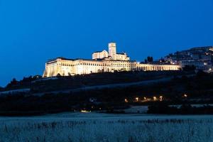 basilica di assisi di notte, regione umbria, italia. foto