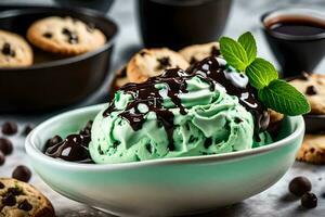 menta cioccolato patata fritta ghiaccio crema nel un' ciotola con biscotti e menta le foglie. ai-generato foto