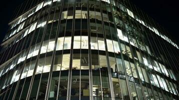 modello di ufficio edifici finestre illuminato a notte. bicchiere architettura ,aziendale edificio a notte - attività commerciale concetto. foto