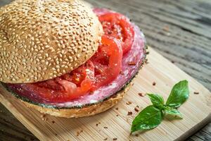 Sandwich con salame e pomodori foto