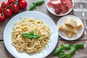 porzione di spaghetti con ingredienti foto