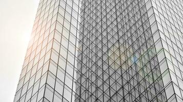 bicchiere moderno edificio con blu cielo sfondo. Visualizza e architettura particolari. urbano astratto - finestre di bicchiere ufficio edificio nel luce del sole giorno. nero e bianca. foto