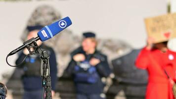 varsavia, Polonia. 24 ottobre 2023. microfono con il logo di il tv notizia canale. cartello rbb. ard. foto