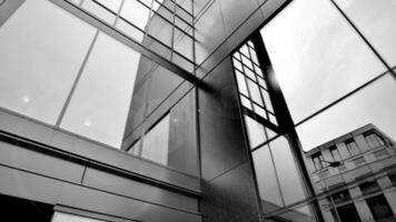 astratto riflessione di moderno città bicchiere facciate. moderno ufficio edificio dettaglio, bicchiere superficie. nero e bianca. foto