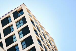 Residenziale edificio su cielo sfondo. facciata di un' moderno alloggiamento costruzione con di balconi. foto