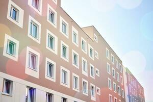 Residenziale edificio su cielo sfondo. facciata di un' moderno alloggiamento costruzione con di balconi. foto