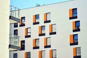 paesaggio urbano con facciata di un' moderno Residenziale costruzione. moderno europeo Residenziale appartamento costruzione. foto