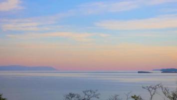 elegante cielo colorato pastello nel lago baikal, isola di olkhon russia
