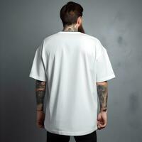 indietro Visualizza di un' uomo nel vuoto bianca maglietta nel davanti di grigio parete per design modello. generativo ai foto